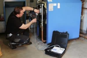 Mann führt einen Stresstest mit Druckerkennung durch