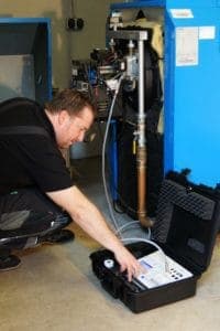 Mann führt einen Stresstest durch mithilfe eines Manometers von ecom