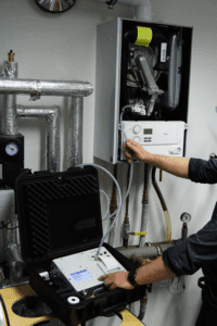 Anwendung eines vollautomatischen Druckmessgerät von der Marke ecom an Gastherme