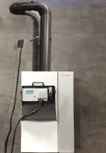 Abgasmessung mithilfe eines Abgasanalysegeräts für Heizungsanwendungen der Marke ecom
