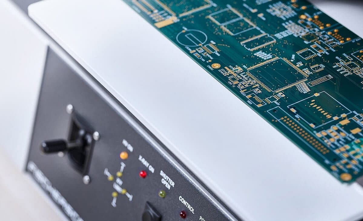 The hood with C-slot additionally allows measuring of large and flat patterns.