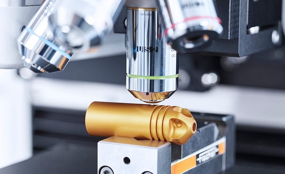 With the integrated microscope, you can also solve demanding measuring tasks with difficult positioning.