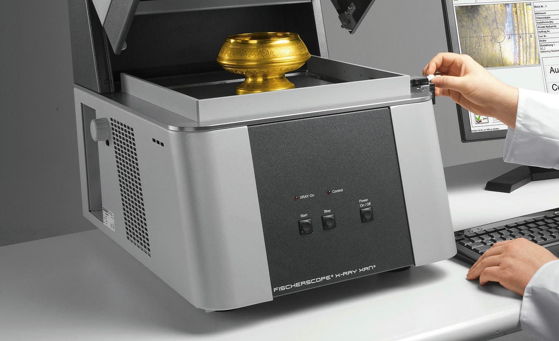 The optional manual XY table facilitates the exact alignment of small parts.