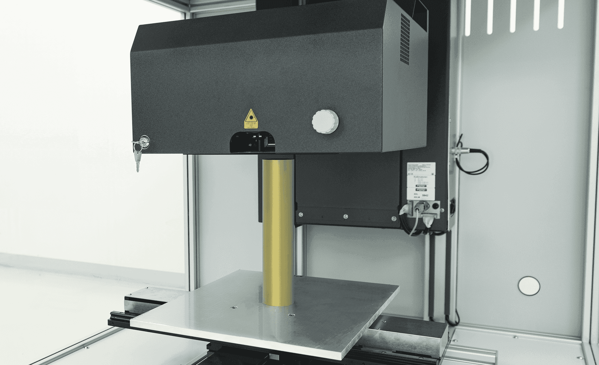 The Modular Chamber allows precise measuring and analysis on large workpieces exceeding the sample sizes of Fischer's standard X-ray instruments.