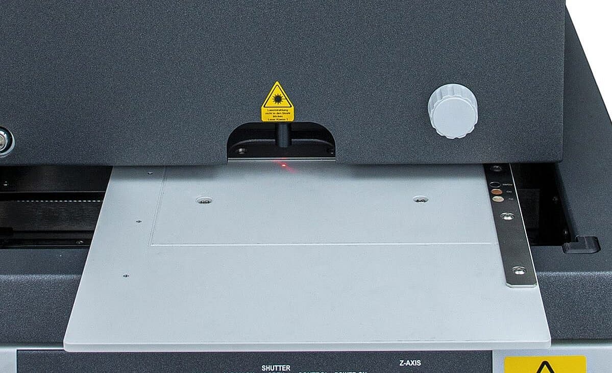 Programmable measuring table for automated measurements on small structures.