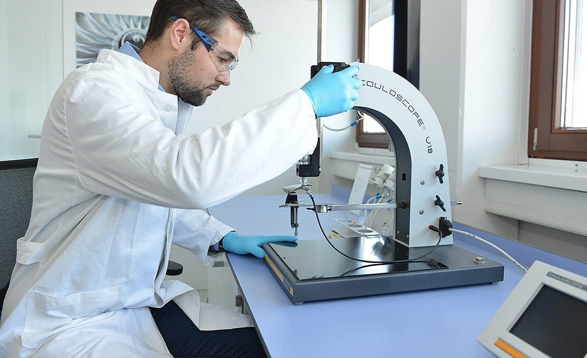 A functional measuring station consists of a COULOSCOPE® CMS2 or CMS2 STEP and a stand with measuring cell (or STEP measuring cell).