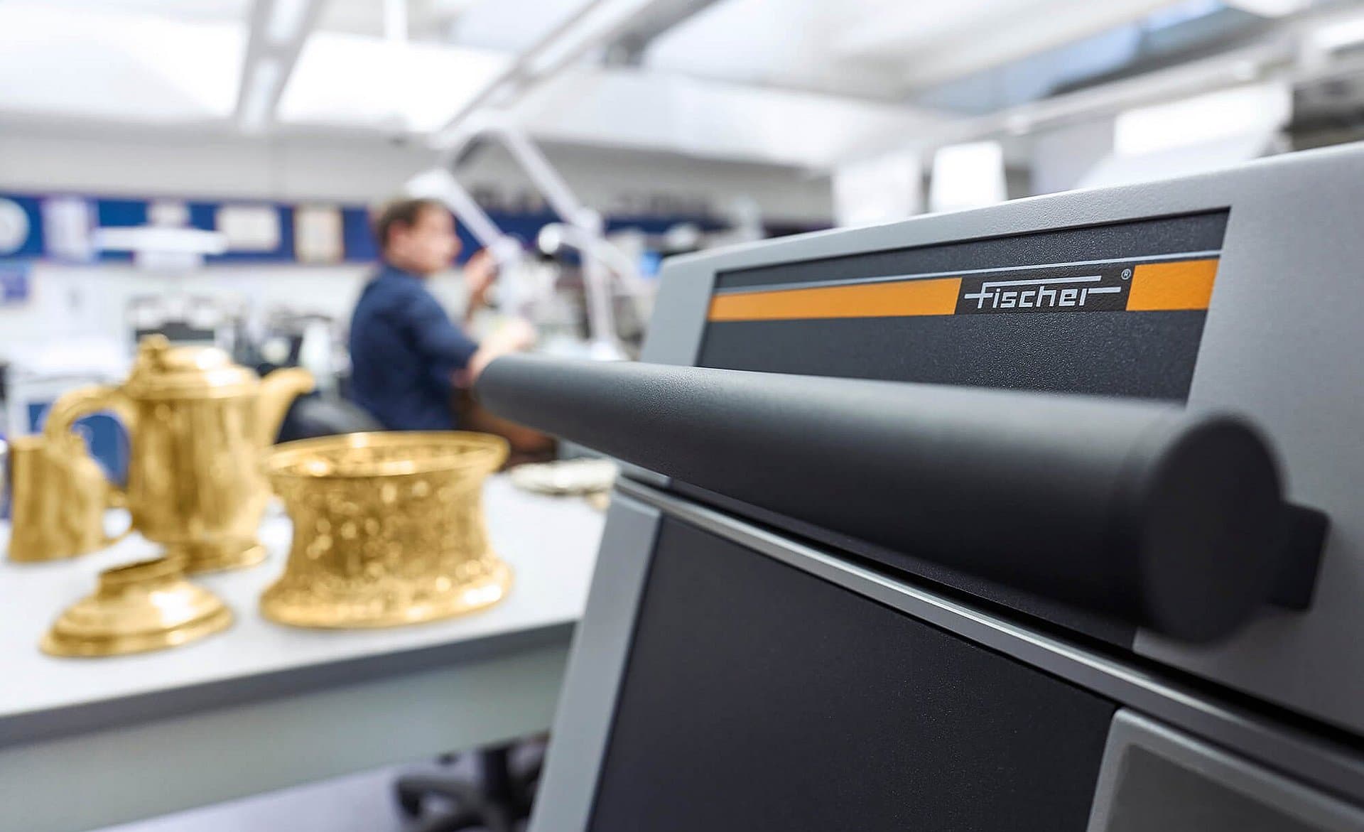 FISCHERSCOPE® X-RAY XAN® 215 - the cost-effective entry-level measuring instrument for fast and non-destructive analysis and coating thickness measurement of gold and silver alloys.