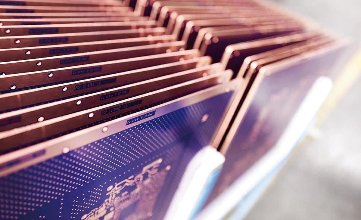 Determination of the thickness of a copper plating on PCBs – contact-less directly through a protective lacquer layer.