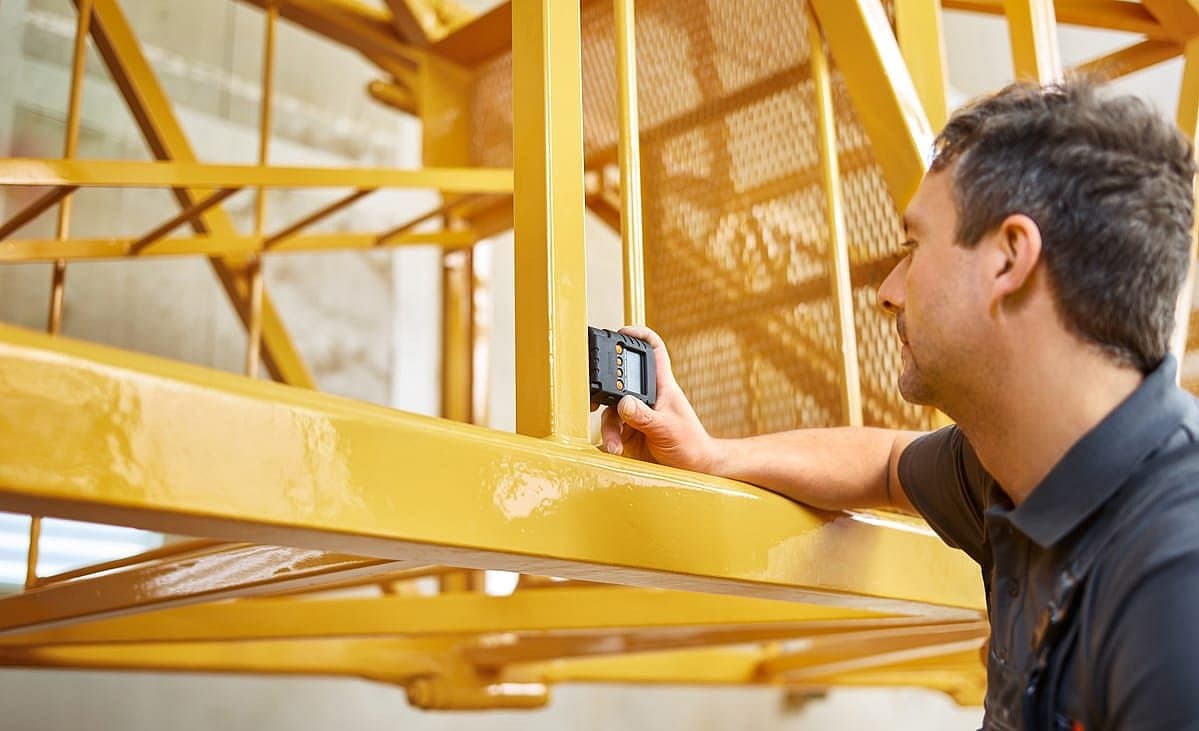 Thanks to their three-point support, these devices can be securely positioned to reliably determine a coating thickness.