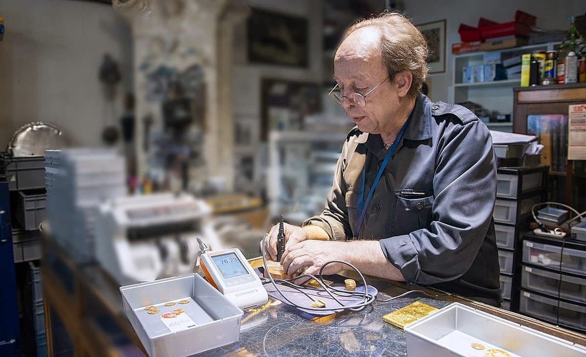 Precise and non-destructive measuring of precious metals, coins and gold in the laboratory or retail store in a matter of seconds.