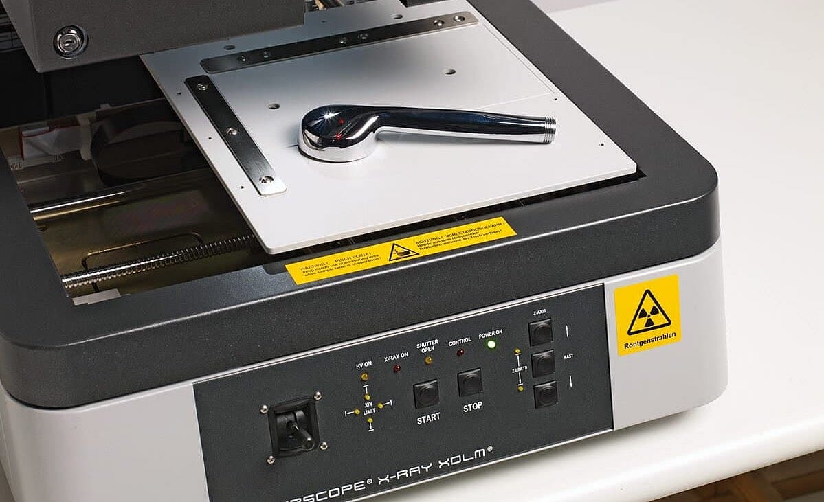 On the models with XY-table, a laser pointer as a positioning aid supports fast alignment of the sample to be measured.