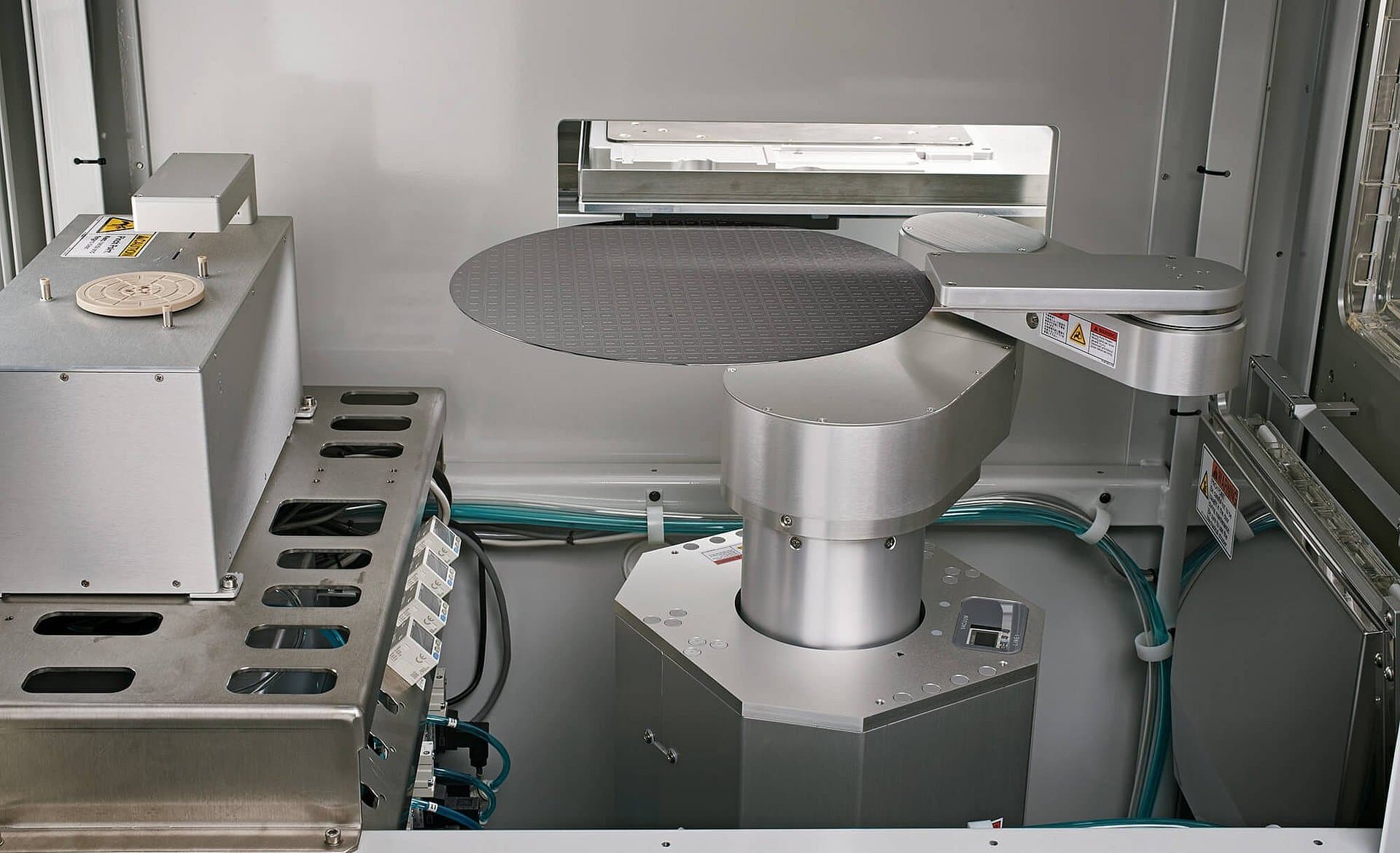 Handling robot loads measuring device with 6", 8" and 12" wafers.