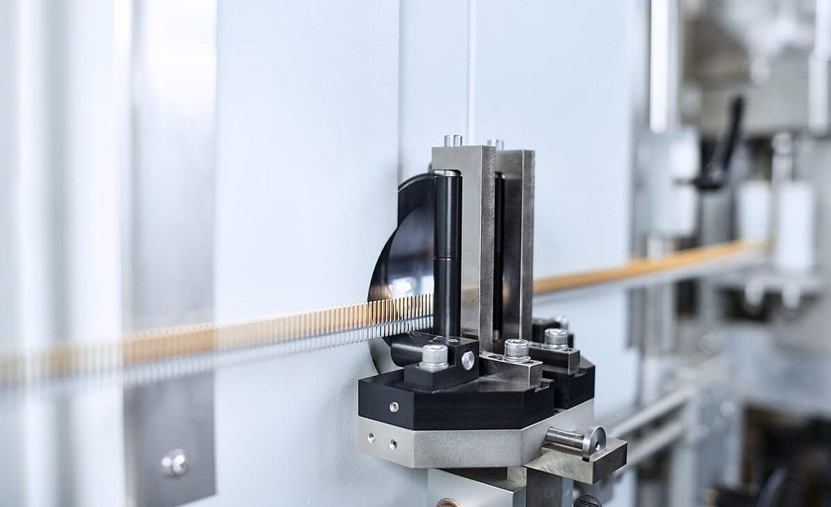 Versatile and ideal for small structures thanks to powerful silicon drift detector and exchangeable aperture for small measuring spots.