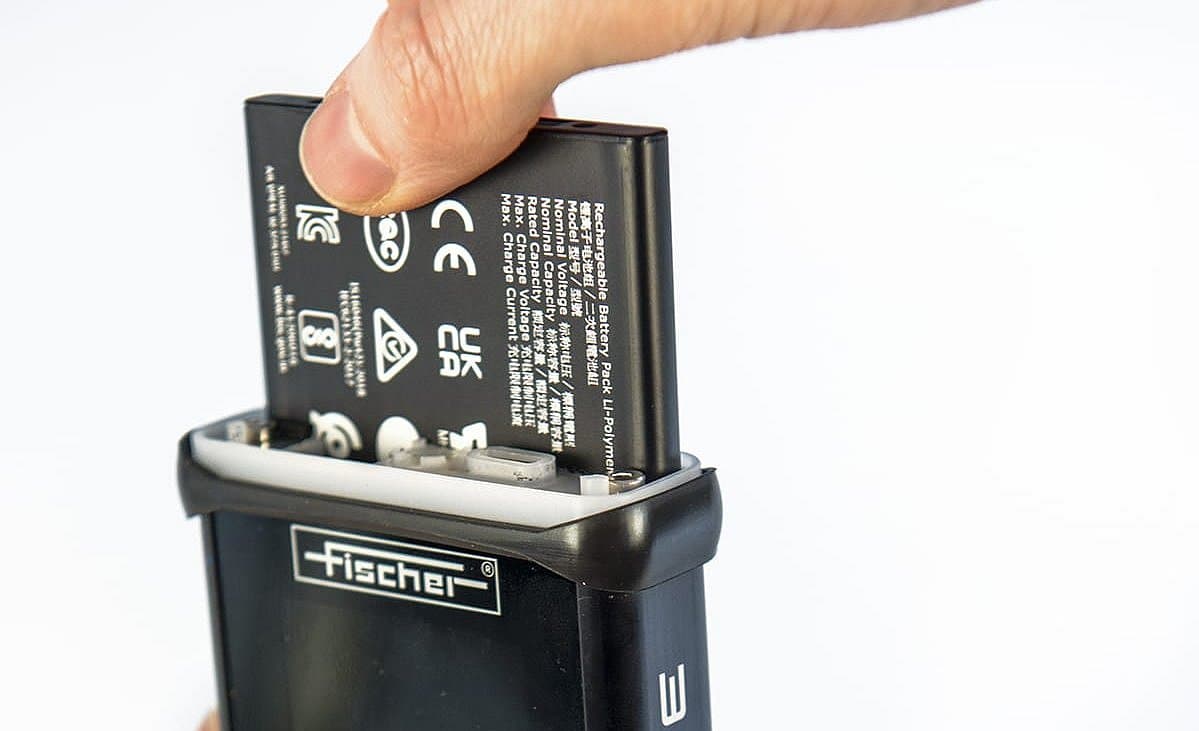 The replaceable and rechargeable lithium-ion battery enables measuring for more than 24 hours at a time. This is both economical and sustainable.