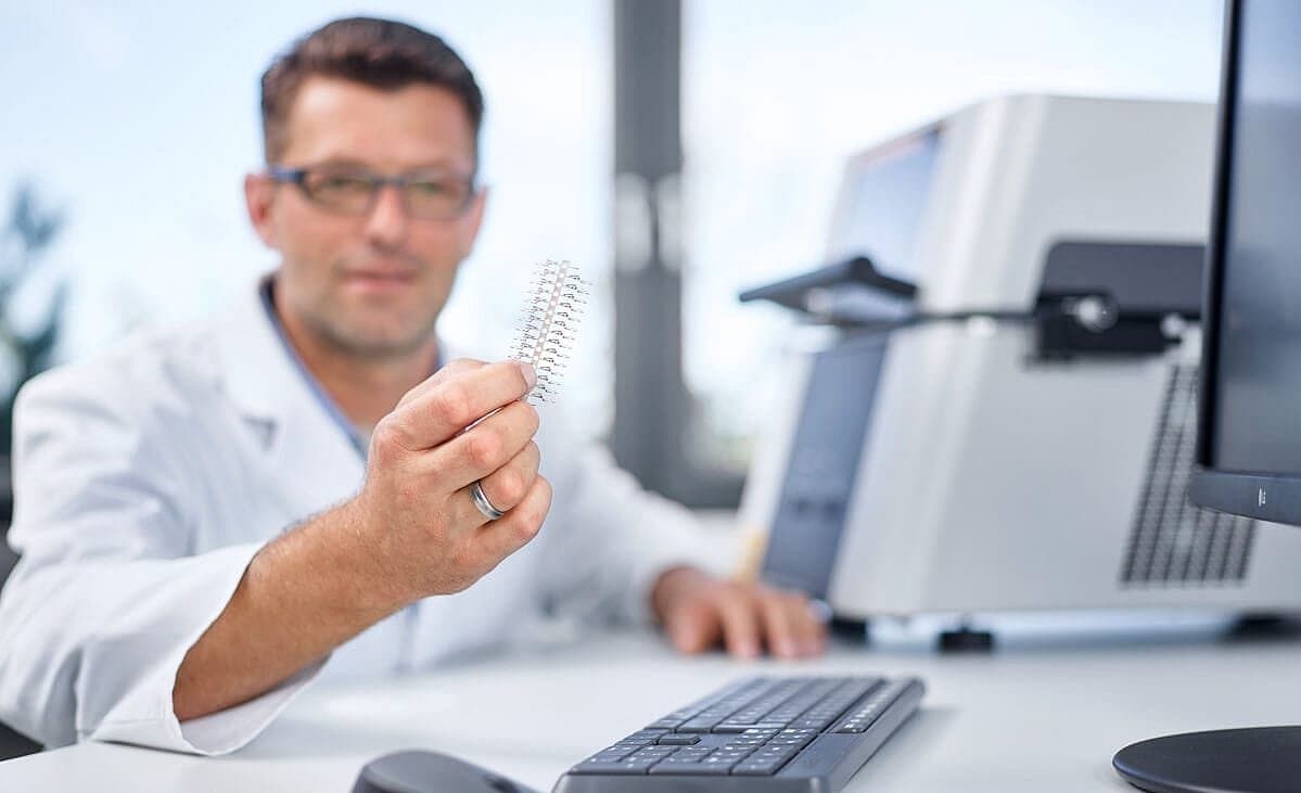 The devices are perfect for measurements on small components such as plugs, contacts, wires or smaller circuit boards due to the measuring spot of 0.1 mm diameter.