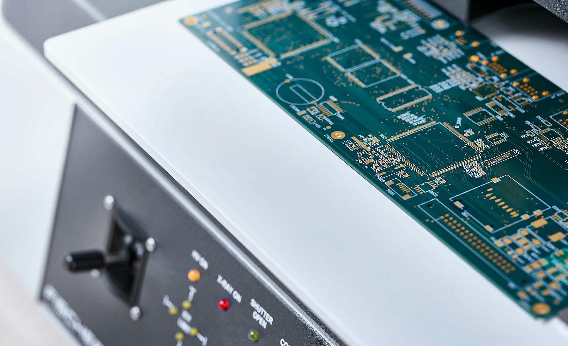 Minimize the risk in incoming goods inspection: eliminate different solder batches thanks to programmable measuring table and semiconductor detector.