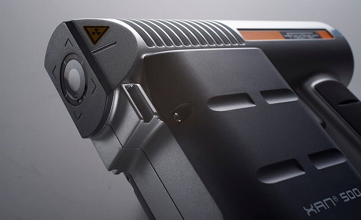 The secure placement of the probe enables quick and easy measurements on large objects or hard-to-reach places.