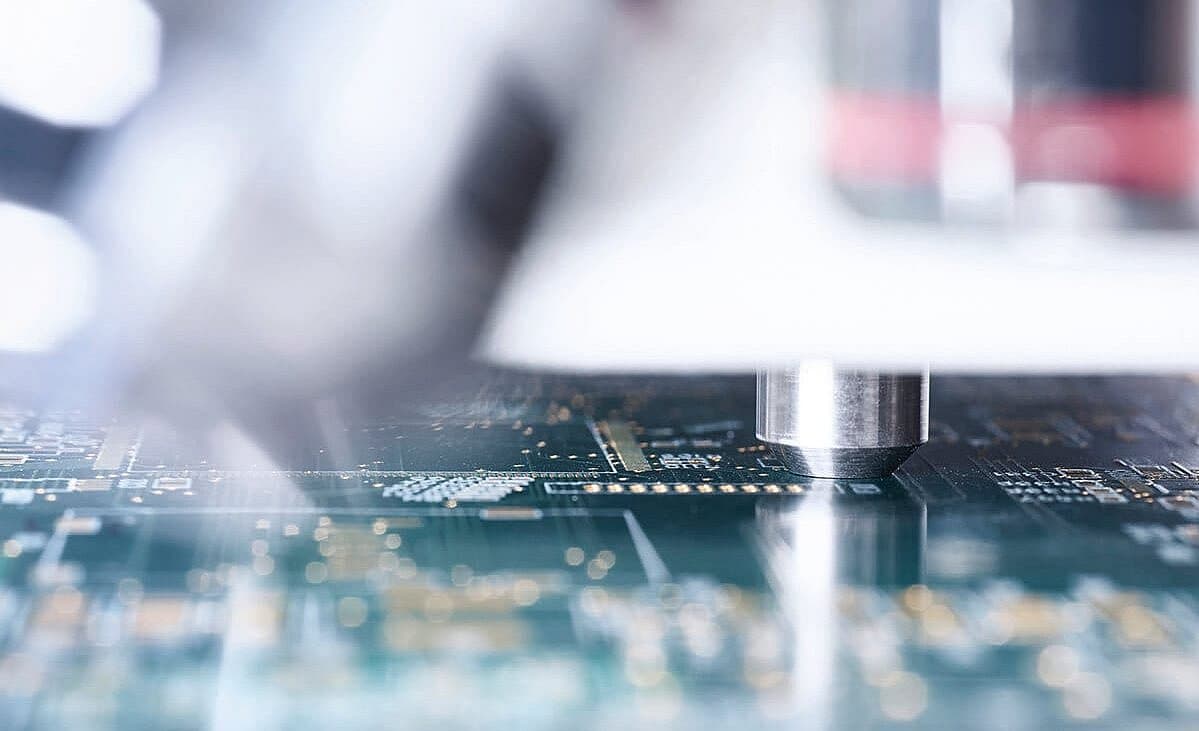 The automated measuring table reliably scans programmed measuring points with a restart accuracy of ± 2 µm.